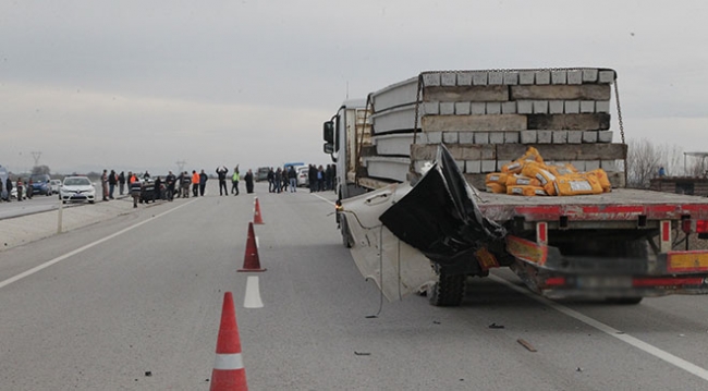 Otomobil TIR'a arkadan çarptı: 3 ölü