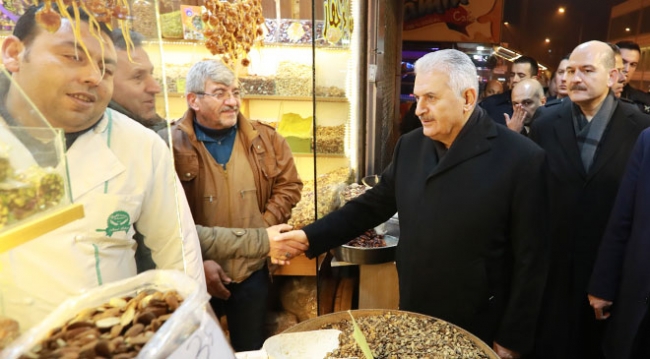 Başbakan Binali Yıldırım PYD/PKK'nın roketle saldırdığı camiyi ziyaret etti