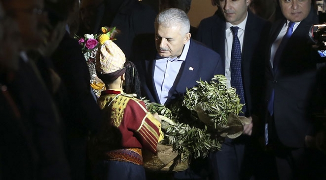 Başbakan Binali Yıldırım PYD/PKK'nın roketle saldırdığı camiyi ziyaret etti