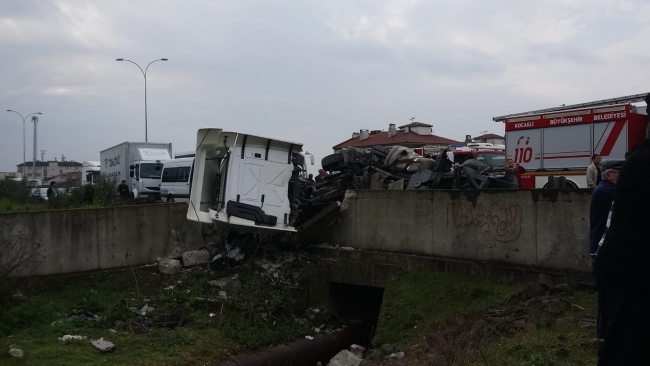 Büyükbaş hayvan yüklü tır devrildi, otoyol trafiğe kapandı