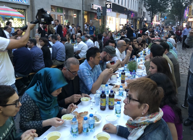 Almanya'da "teröre karşı birlik" iftarı düzenlendi