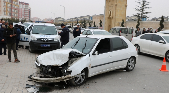 Öğrenci servisiyle otomobil çarpıştı: 14 yaralı