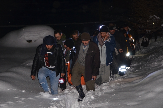 Köyde mahsur kalan hastanın yardımına ekipler koştu