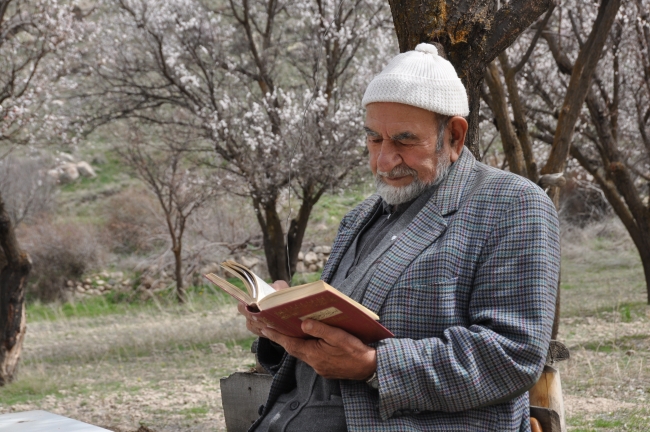 "Eşekli kütüphane" ile kazandığı okuma aşkı, 77 yaşında da sürüyor