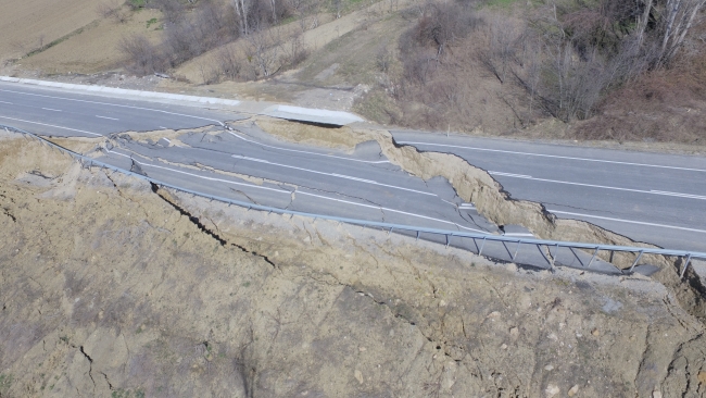 Kütahya'da kara yolunda çökme: Trafiğe kapatıldı