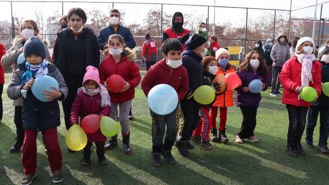 Kızılay, depremzede çocukların yüzünü güldürdü