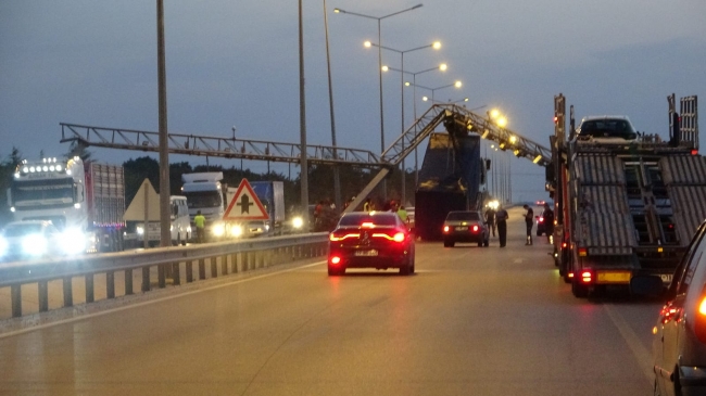 Konteyner taşıyan vinç, plaka tanıma sistemine çarptı