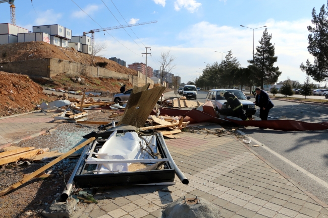 Kuvvetli lodos nedeniyle 2 kişi yaralandı