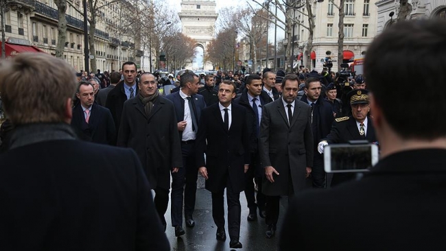 Macron Paris'teki protesto alanını ziyaret etti