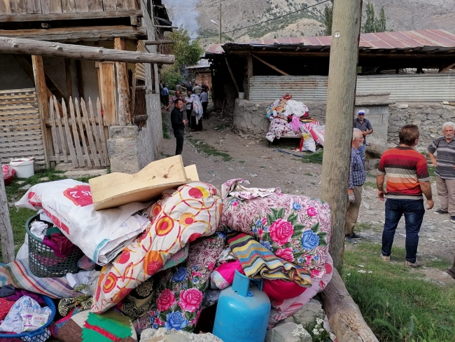 Erzurum'da yangın: 6 ev alevlere teslim oldu