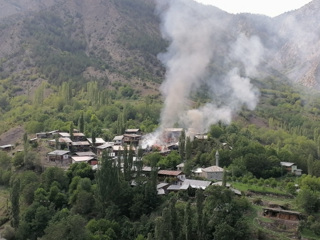 Erzurum'da yangın: 6 ev alevlere teslim oldu