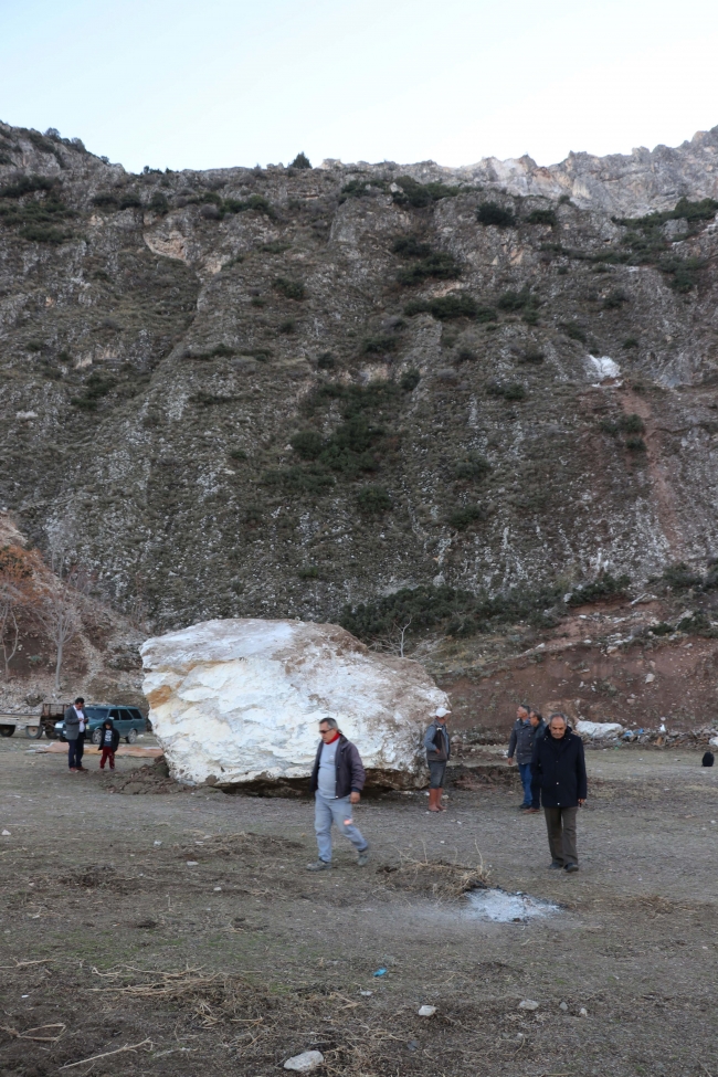 Mahallenin futbol sahasına dev kaya parçası düştü