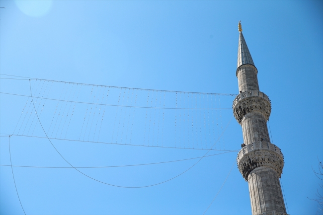 Ramazan yaklaşıyor, "camilerin gerdanlığı" asılıyor