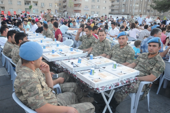 Mardin'de jandarma ve vatandaş aynı iftarda buluştu