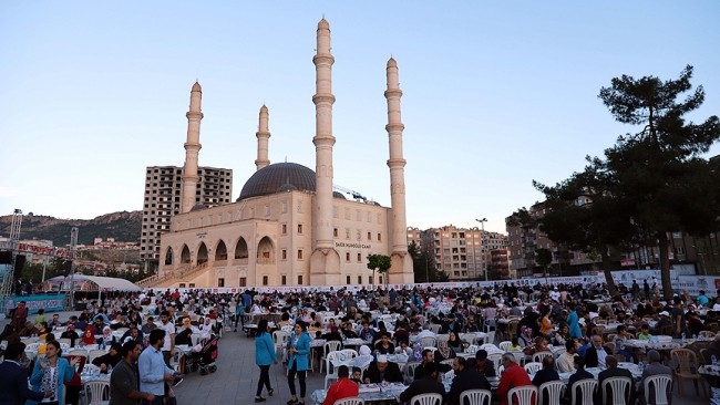 Türkiye Ramazan'ın ilk gününde iftar sofralarında buluştu