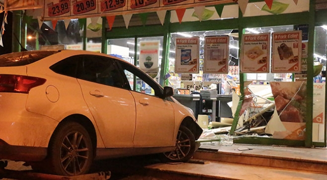 İstanbul'da bir otomobil markete girerek durabildi