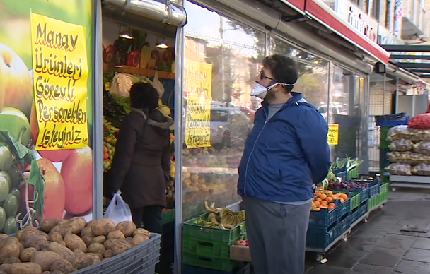 Yasaktan önce market ve pazarlarda hareketlilik