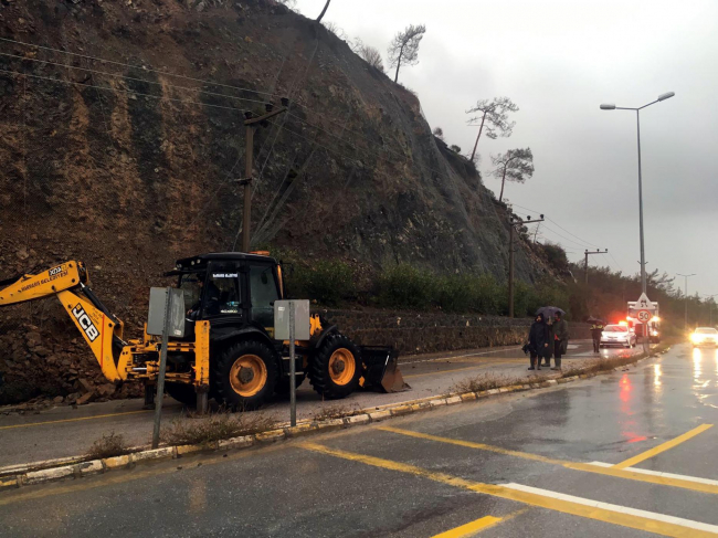 Marmaris'te heyelan: Yol trafiğe kapandı