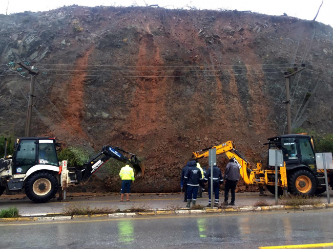 Marmaris'te heyelan: Yol trafiğe kapandı