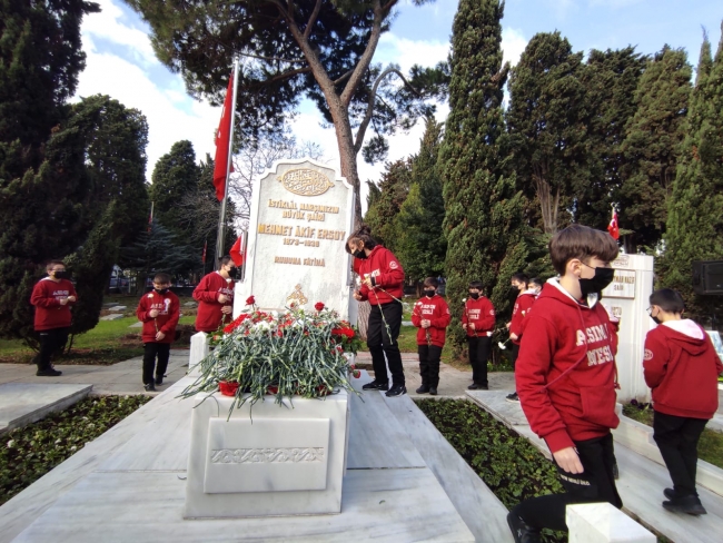 İstiklal Şairi Mehmet Akif Ersoy kabri başında anıldı