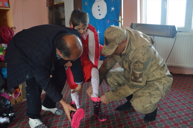 Mehmetçik'ten köy çocuklarını ısıtan kampanya