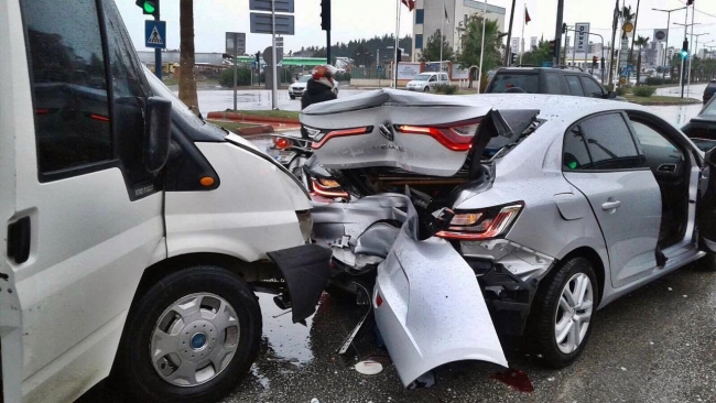 Mersin'de şiddetli yağış! Dereler taştı, ev ve iş yerlerini su bastı