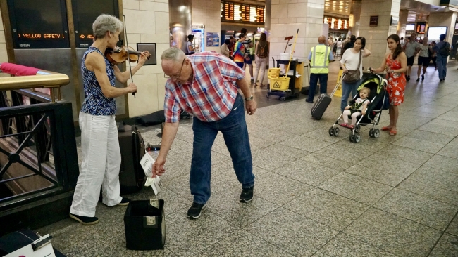 New York metrosunun neşesi müzisyenler