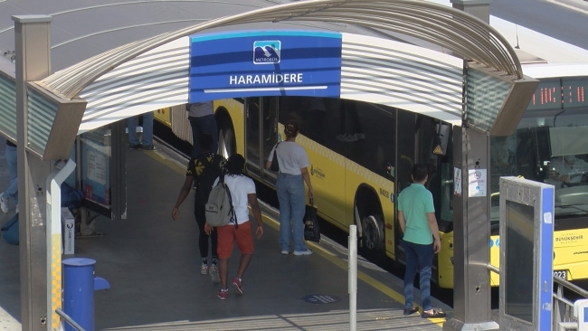 Aşırı sıcaktan metrobüs yolunda asfalt eridi