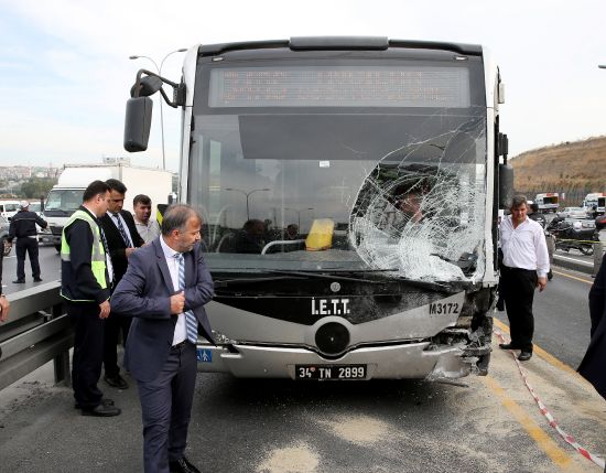 İstanbul'da metrobüs yolunda kaza