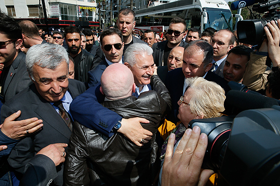 Başbakan İzmir'de MHP standını ziyaret etti