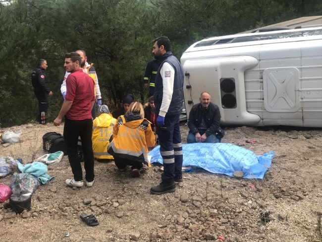 Antalya'da yolcu minibüsü devrildi