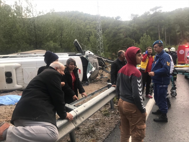 Antalya'da yolcu minibüsü devrildi