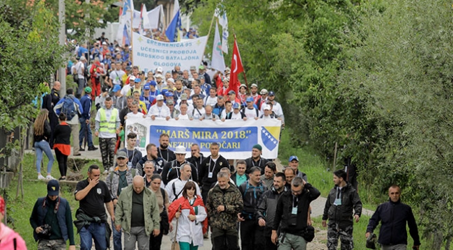 Yüzlerce motosikletli Srebrenitsa yolunda