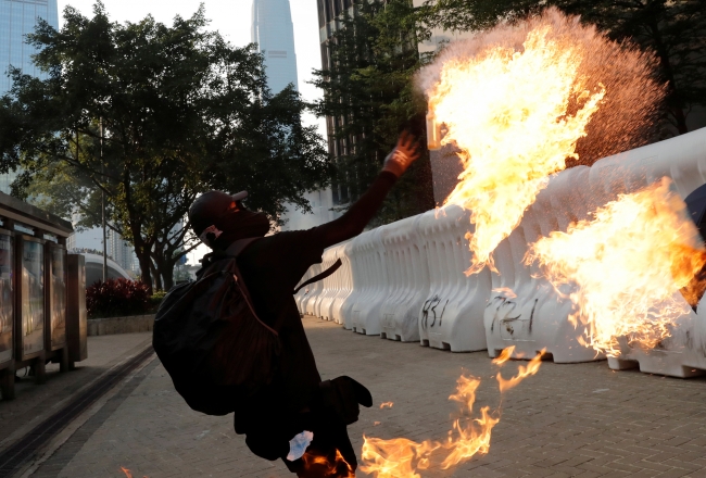 Hong Kong'da protestolar yasağa rağmen devam ediyor