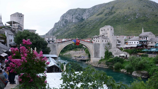 Savaş sırasında yıkılan tarihi Mostar Köprüsü, Türkiye'nin desteğiyle yaniden inşa edilmişti. Fotoğraf: AA