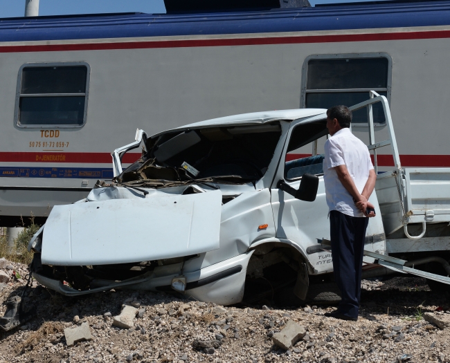 Tren çarptı, kazayı hafif sıyrıklarla atlattı