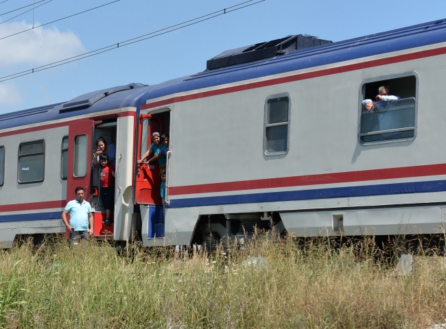 Tren çarptı, kazayı hafif sıyrıklarla atlattı