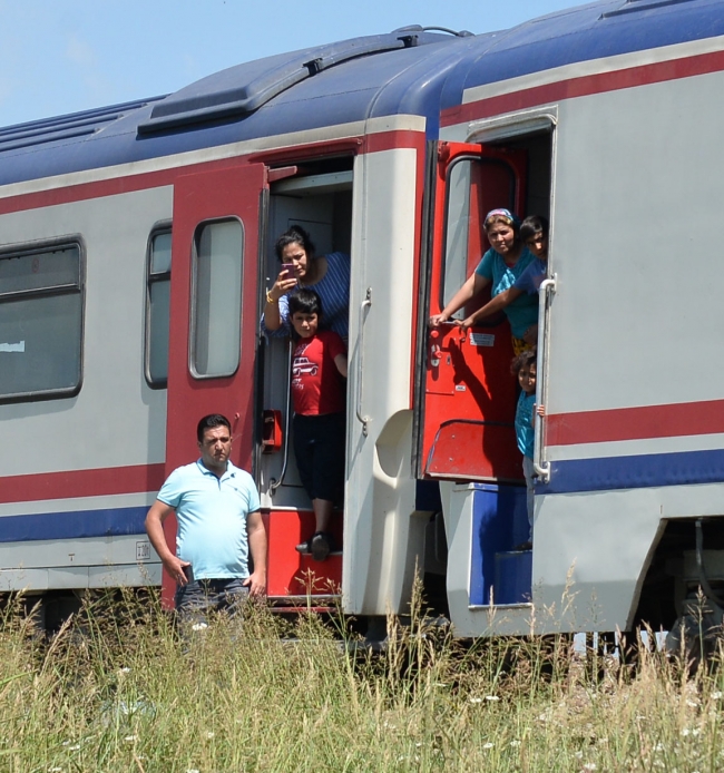 Tren çarptı, kazayı hafif sıyrıklarla atlattı