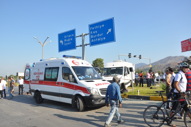 Muğla'da öğrenci servisi ile kamyon çarpıştı: 1 ölü, 14 yaralı