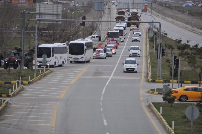 Mehmetçikleri bayraklar ve dualarla uğurladılar