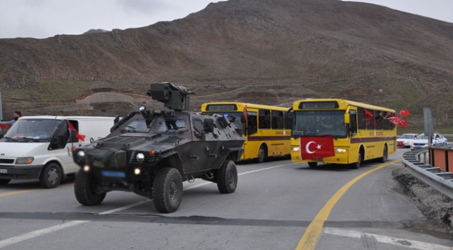 Mehmetçikleri bayraklar ve dualarla uğurladılar