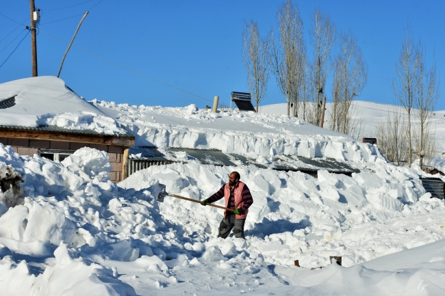 Kar ve tipi 97 yolu ulaşıma kapattı