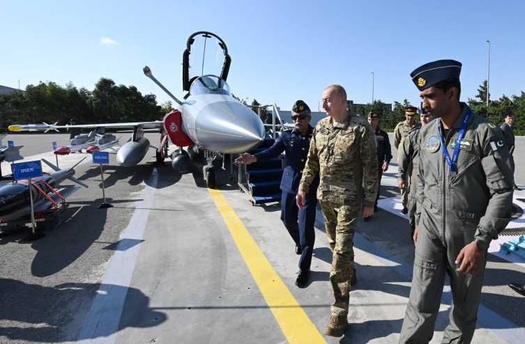 Azerbaycan Lideri Aliyev, JF-17 Blok III'ü beraberindeki heyetle inceledi.