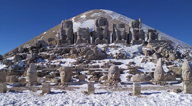 Nemrut'a mevsimin ilk karı yağdı