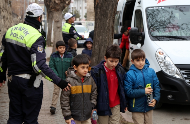 17 kişilik servisten 28 öğrenci çıktı