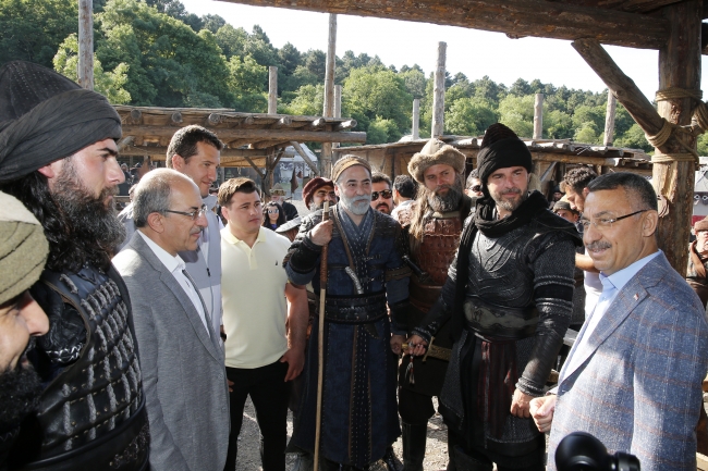 Cumhurbaşkanı Yardımcısı Oktay'dan Diriliş Ertuğrul setine ziyaret