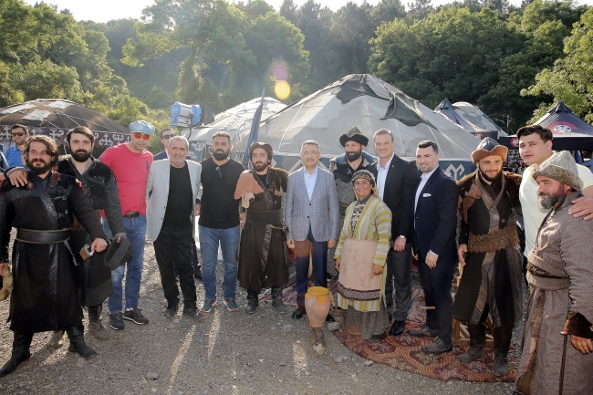 Cumhurbaşkanı Yardımcısı Oktay'dan Diriliş Ertuğrul setine ziyaret