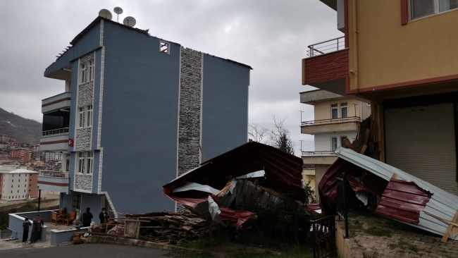 Ordu'da fırtına çatıları uçurdu