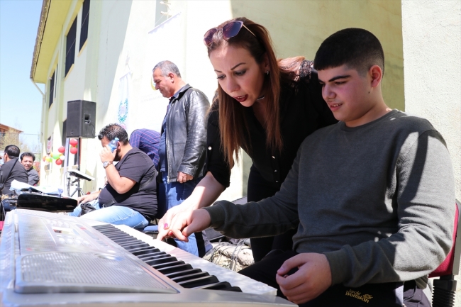 Otizmli çocuklar fidan ve çiçek dikti