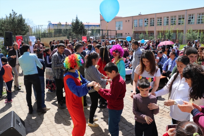 Otizmli çocuklar fidan ve çiçek dikti